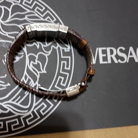 Versace women’s water resistant watch 17mm - Picture 16 of 16